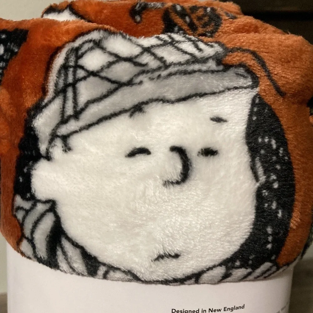 PEANUTS CHARACTERS HALLOWEEN CIRCLES  50 X 70 PLUSH THROW